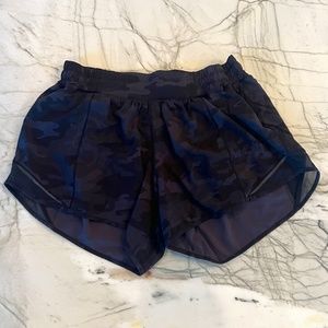 Lululemon Hotty Hot Lined Shorts. Black Came. Size 8. 4" Inseam.